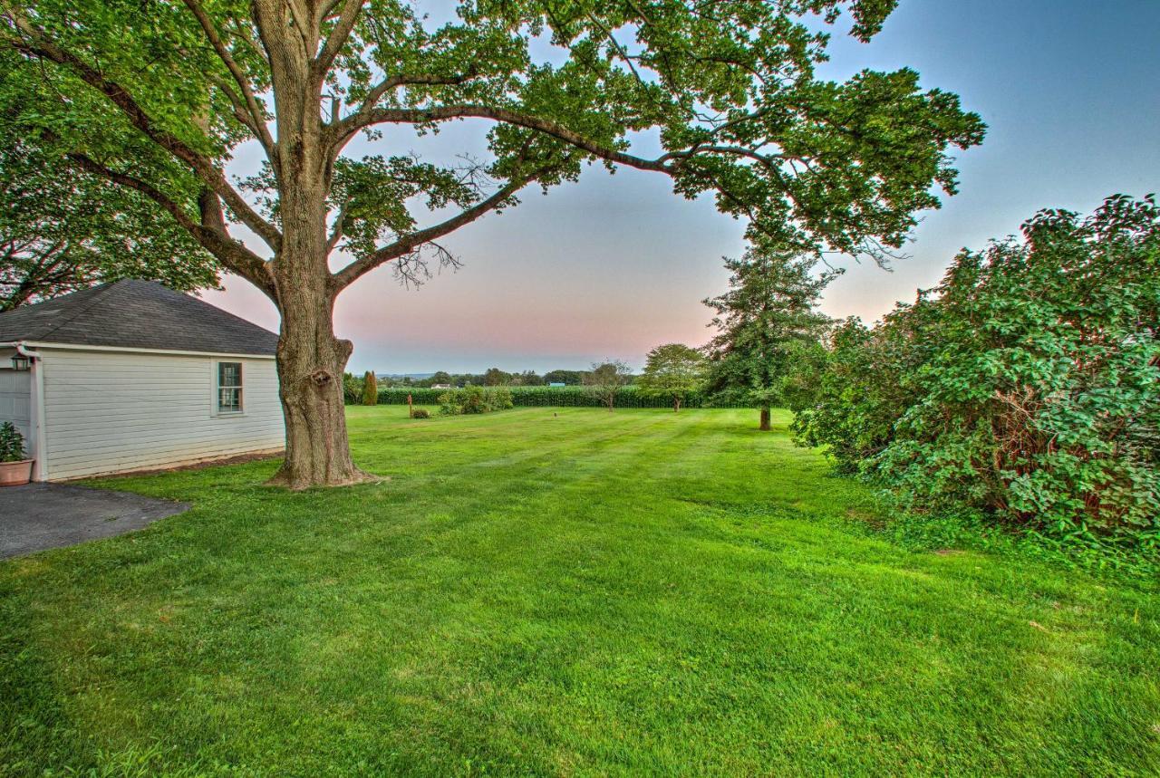 Villa Whimsical Lancaster House With Porch Near Amish Farm Esterno foto